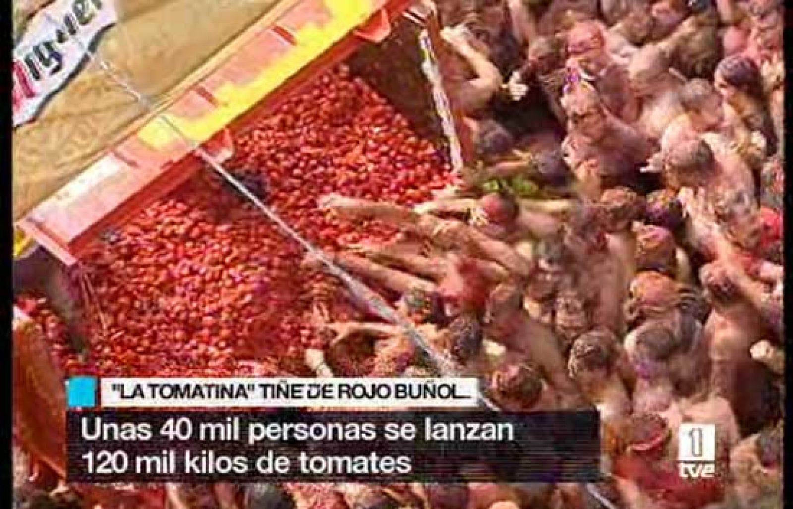 La localidad valenciana de Buñol se ha inundado de jugo de tomate en la celebración un año más de la Tomatina, celebración a la que han acudido más de 40.000 personas.