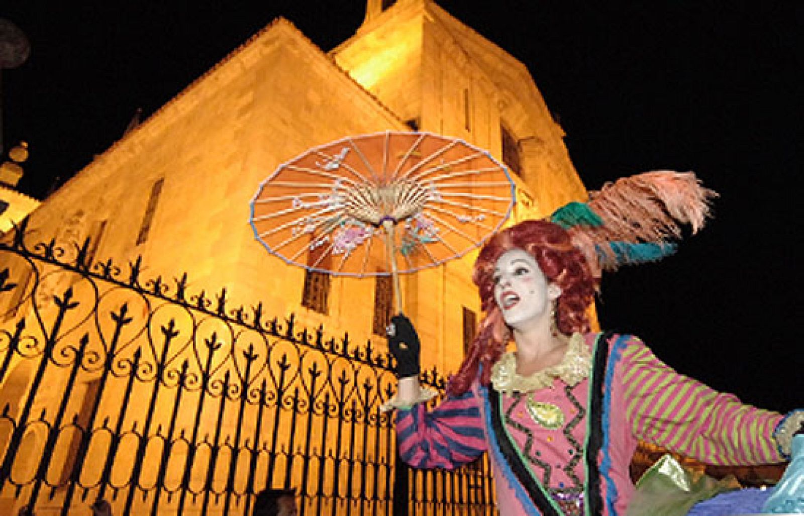 Un espectáculo de danza aérea en la catedral de Ciudad Rodrigo ha inaugurado la Feria de Teatro de Castilla y León | Ver