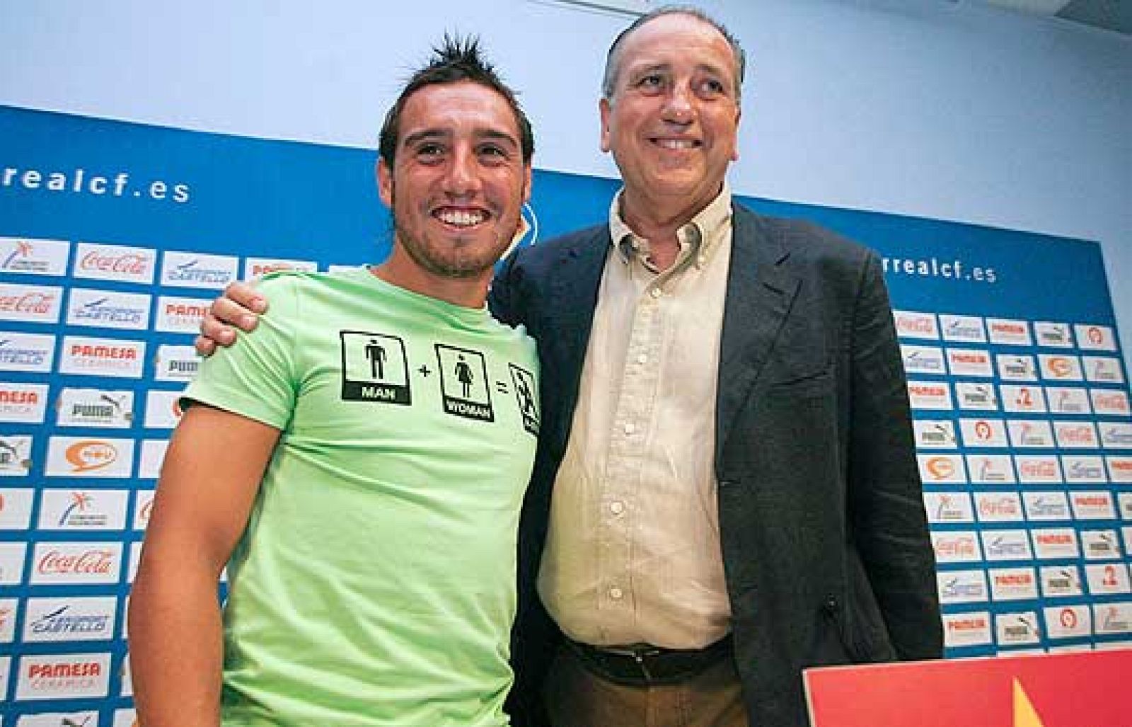 El valencianista, David Villa, y el jugador del Villarreal, Cazorla, que han mejorado sus contratos con sus respectivos equipos, parecen ya muy lejos del Real Madrid.