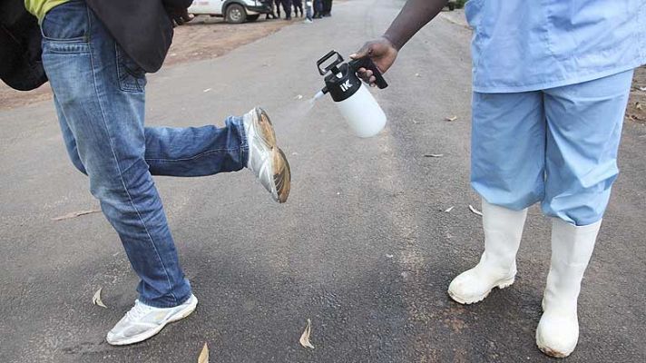 Telediario 1 - Los países africanos tratan de contener el brote de ébola