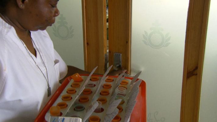 Telediario 1 - Más españoles expuestos al ébola en Liberia