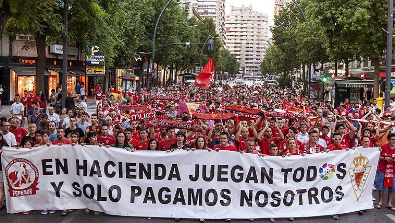 Este jueves la LFP decidirá el futuro de Murcia y Racing, que viven pendientes de la decisión para saber en qué categoría jugarán la próxima temporada.