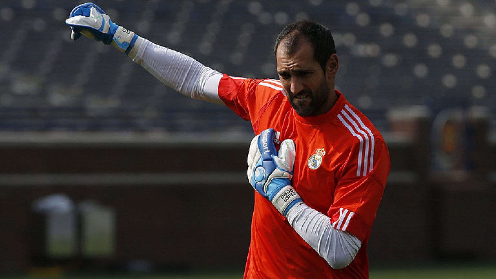 El portero del Real Madrid Diego López se ha entrenado en solitario y en el gimnasio en el que podía ser su últimio entrenamiento con los blancos antes de partir a Milán.