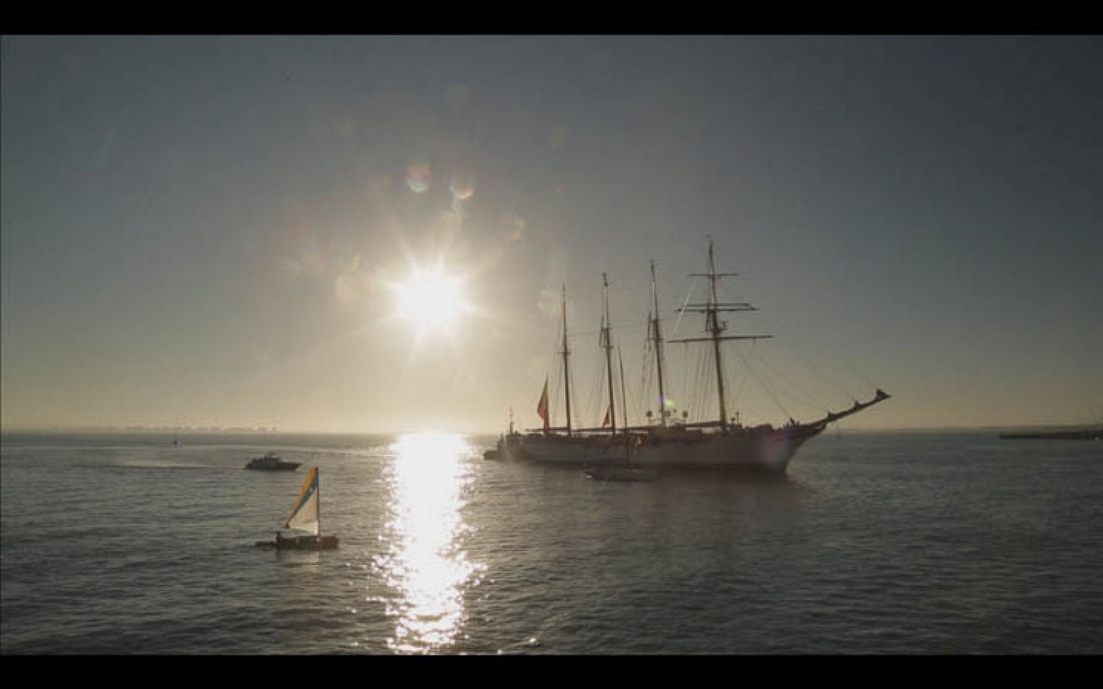 Capitán Q - Escoltado por el buque escuela Juan Sebastián Elcano