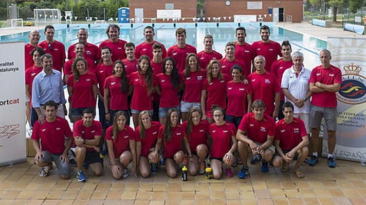 Telediario 1 - El equipo español de natación se hace la foto antes de viajar al Europeo de Berlín