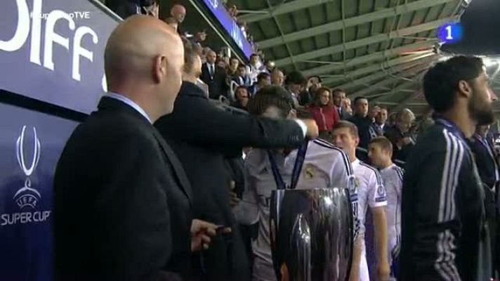 Champions League - Xabi Alonso muestra su disgusto ante Platini por haberse perdido la final de la Supercopa debido a la sanción de la UEFA