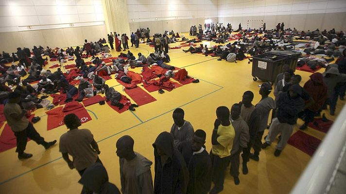 Informativo 24h - Casi mil inmigrantes ocupan dos polideportivos de Tarifa