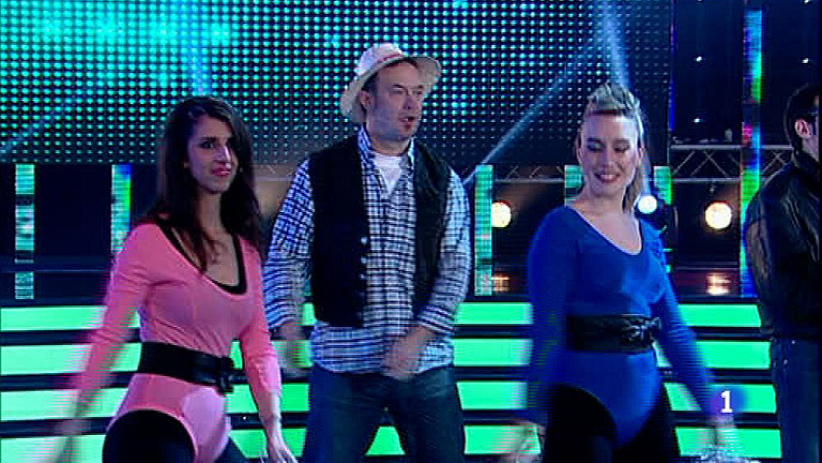 El Pueblo Más Divertido - Alberite canta 'Bailando' de Alaska y los Pegamoides - Ver Ahora