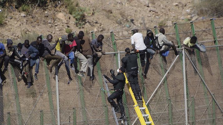 Telediario 1 - Unos 600 inmigrantes lo intentan entrar en Melilla