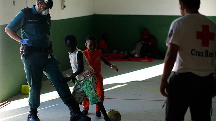 Telediario 1 - Voluntarios y vecinos ayudan a centenares de inmigrantes en Tarifa