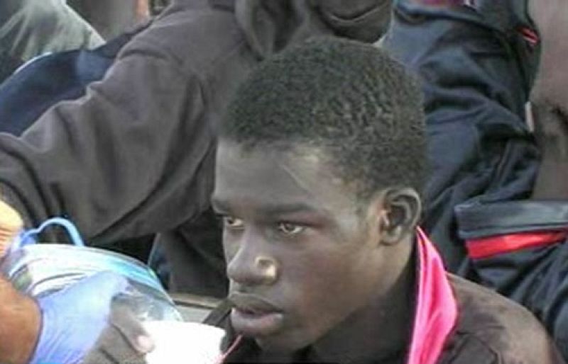 Un grupo de 60 inmigrantes llega al Puerto de los Cristianos | Ver