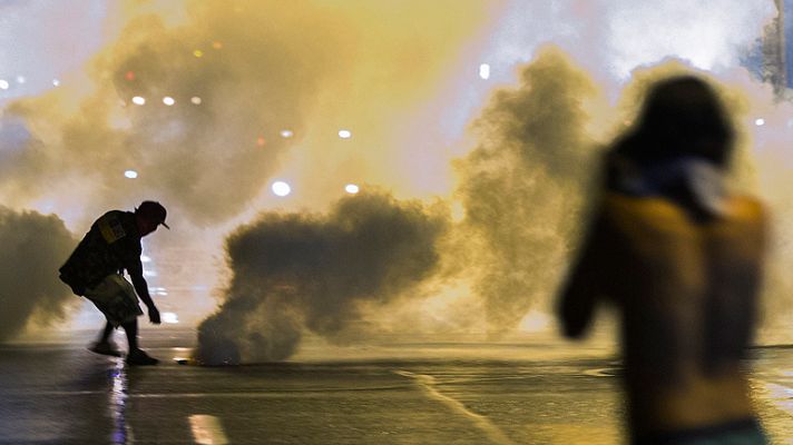 Telediario 1 - Primera noche de toque de queda en Ferguson, Misuri