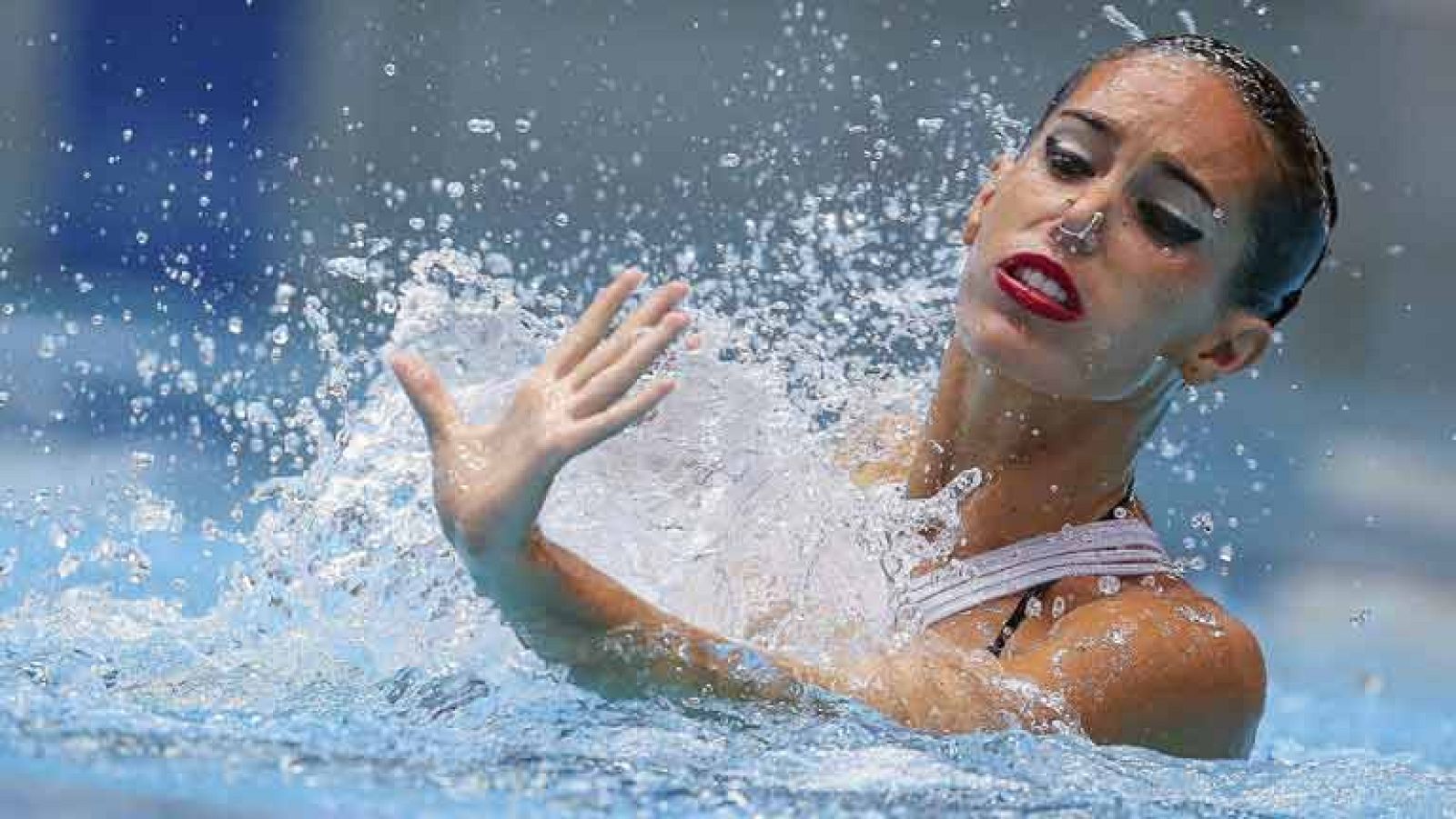 Ona Carbonell ha conseguido la primera medalla de plata para España en los Campeonatos de Europa de Berlín en la rutina libre del solo de natación sincronizada. El oro ha sido para la gran dominadora, la rusa Svetlana Romashina, mientras que el bronc