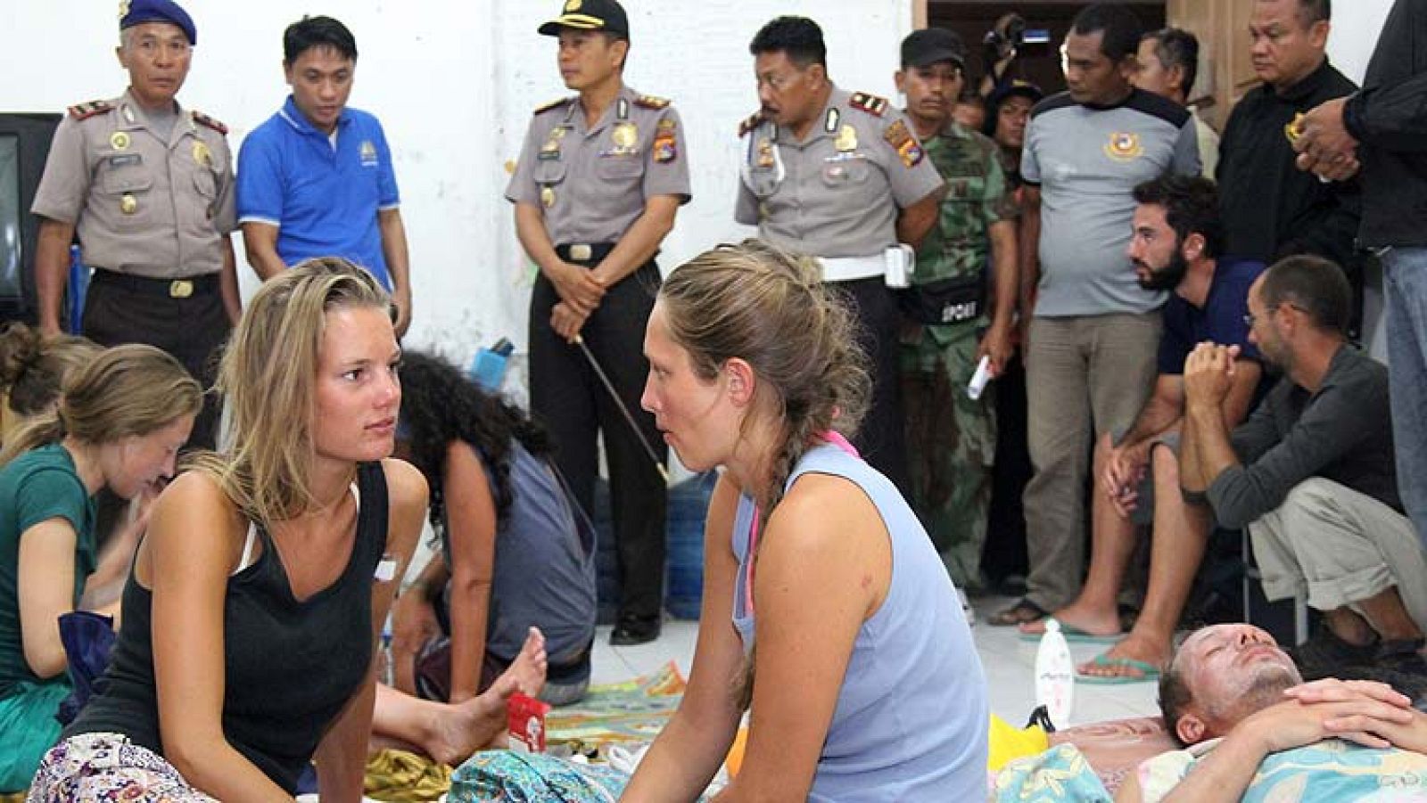 Rescatan a otros 13 pasajeros del barco hundido en Indonesia - Informativo 24h | Ver