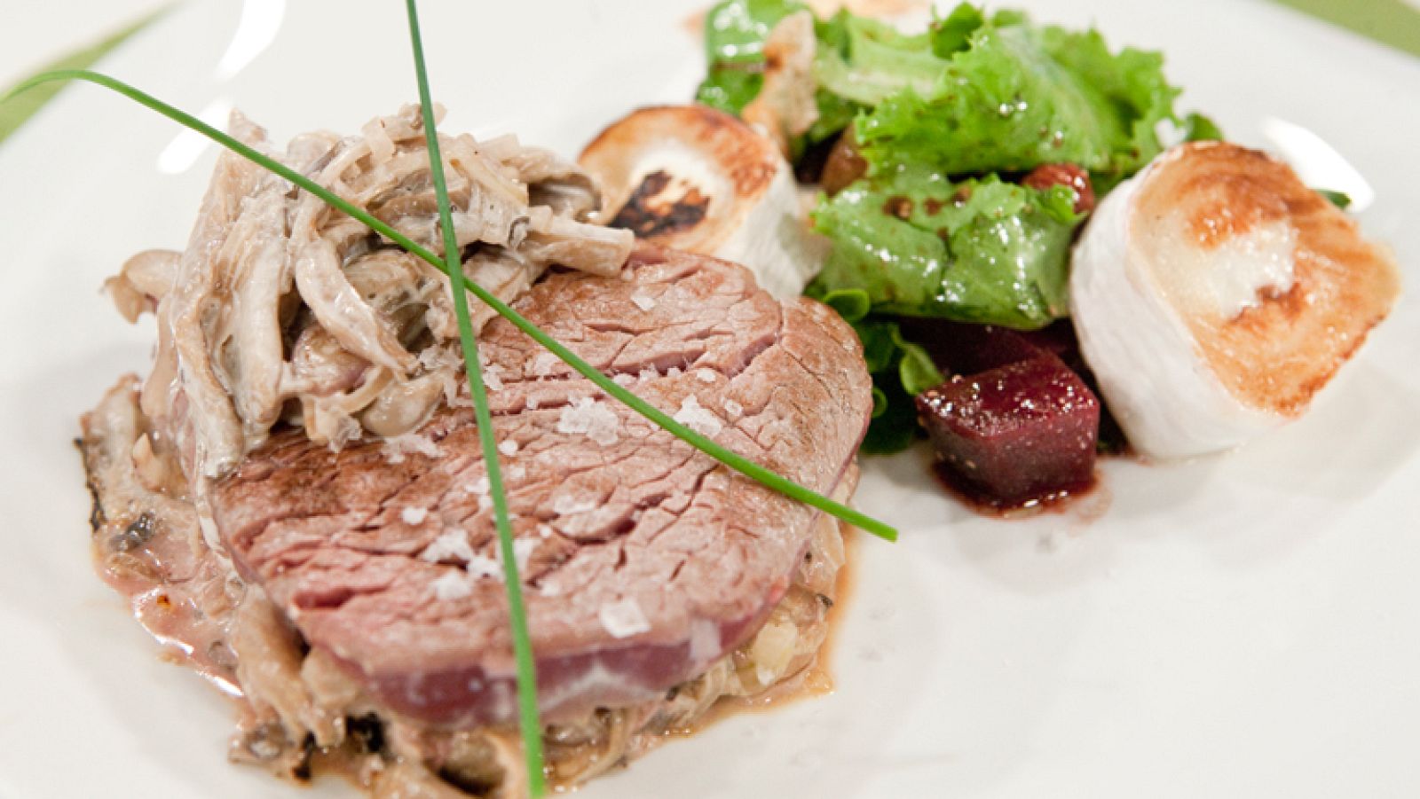La mañana - Ensalada de remolacha y naranja con queso de cabra y solomillo relleno de setas a la crema