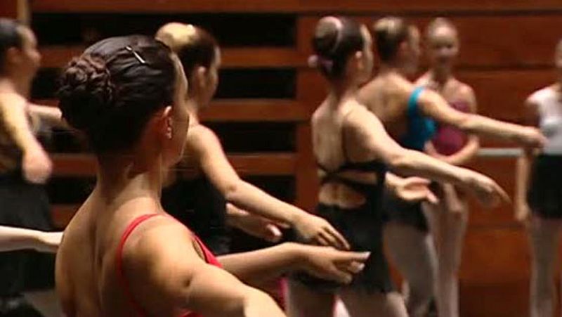 Un centenar de bailarines aprenden en Barcelona de las primeras figuras mundiales