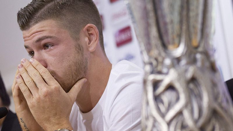 Alberto Moreno ha puesto rumbo a Liverpool con lagrimas en los ojos en su despedida del Sevilla. Por otra parte, Lucas Vázquez ha recalado en el Espanyol.