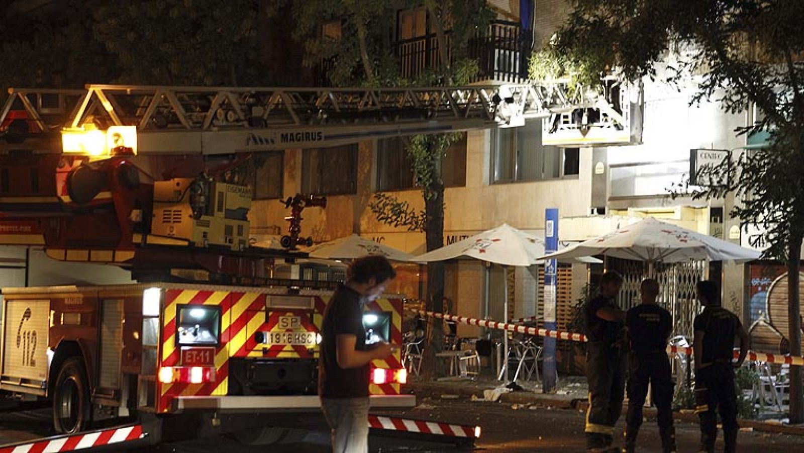 Un joven ha resultado herido muy grave y otro leve al caerles el recubrimiento de un balcón en Madrid | Ver