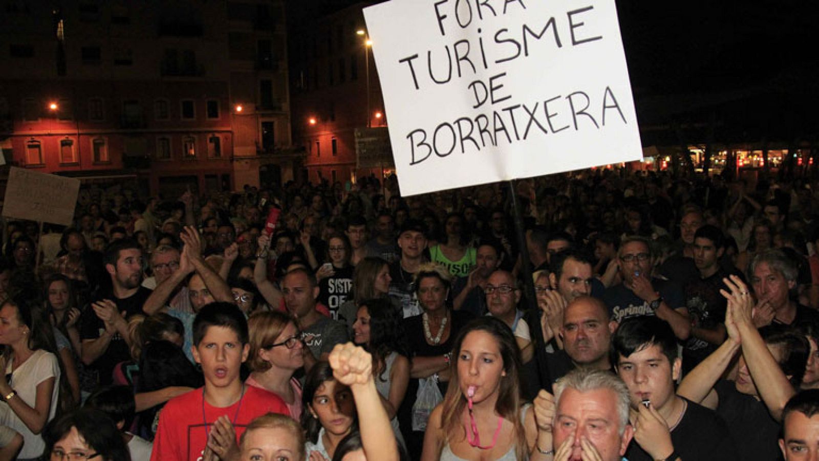 Vecinos y Ayuntamiento intentan buscar una solución al turismo conflictivo en Barcelona