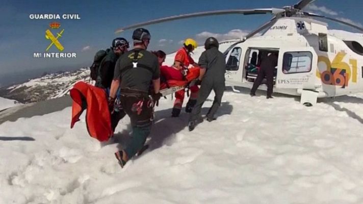 Telediario 1 - Labores de rescate de los servicios de emergencia