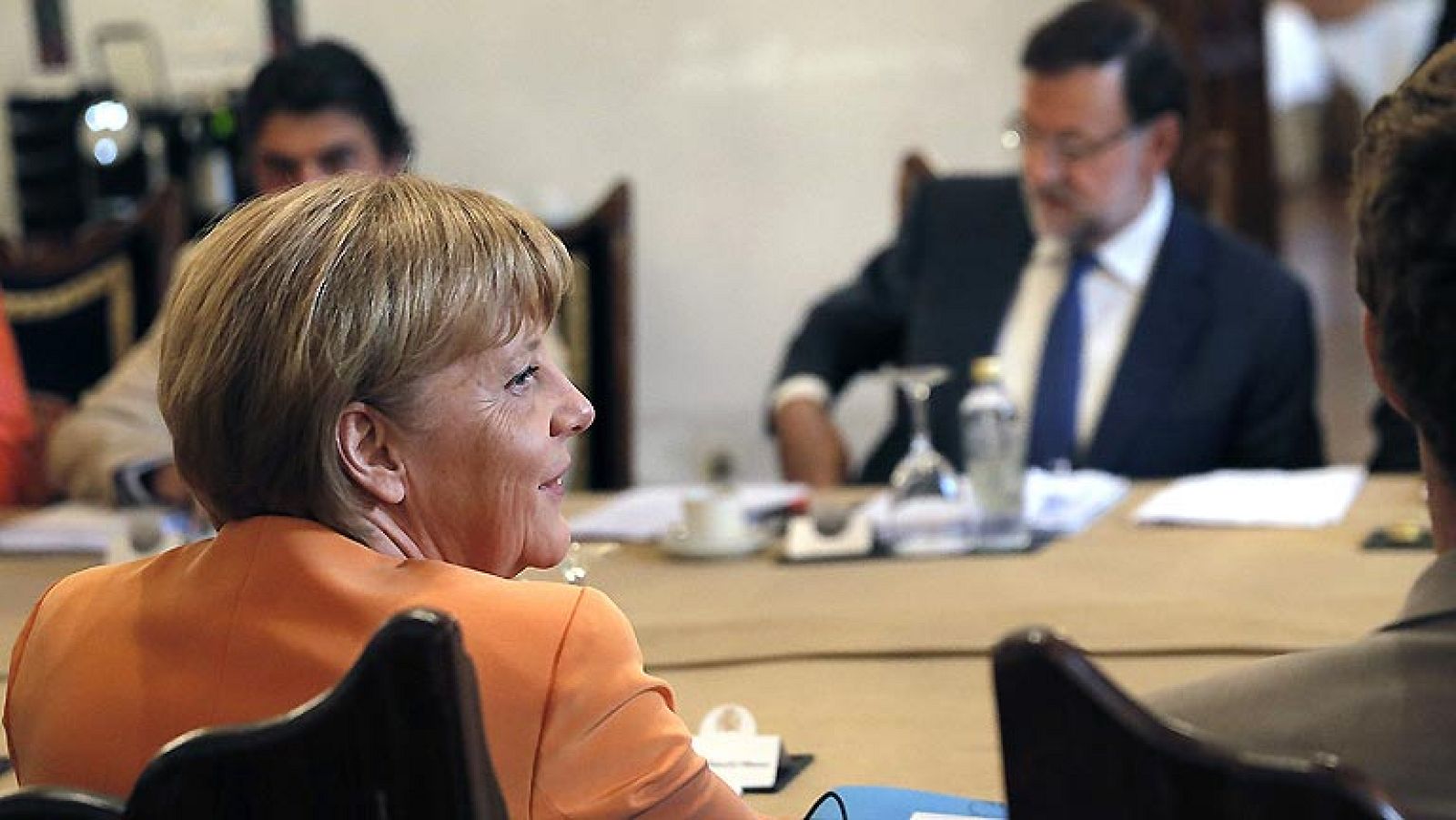 Rajoy y Merkel abordan el próximo Consejo Europeo en la reunión que han mantenido en Santiago - Informativo 24h | Ver