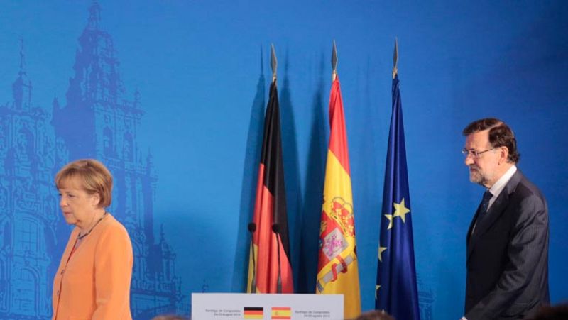 Merkel apoya en Santiago la candidatura de Luis de Guindos para dirigir el Eurogrupo
