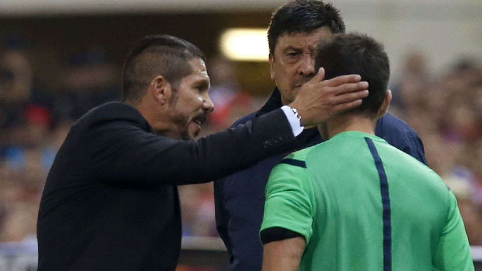 El entrenador del Atlético de Madrid, Diego Simeone, ha sido suspendido por un total de ocho partidos, divididos en cuatro sanciones, por el Juez Único de Competición a resultas del incidente que el técnico argentino protagonizó en el partido de vuel