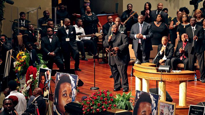  - Cientos de personas despiden en Misuri al joven muerto por los disparos de un policía