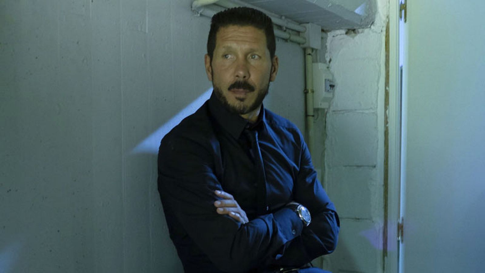 Debido a la sanción que le han impuesto, Simeone tuvo que ver el Rayo - Atlético desde la grada. Como enseguida vamos a ver no paraba quieto en el palco. Sufrió mucho, como su equipo.