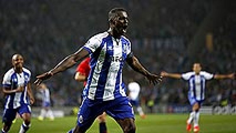 Robo de balón en el medio del campo que acaba con una gran asistencia de Brahimi y con una mejor definición aún del colombiano.