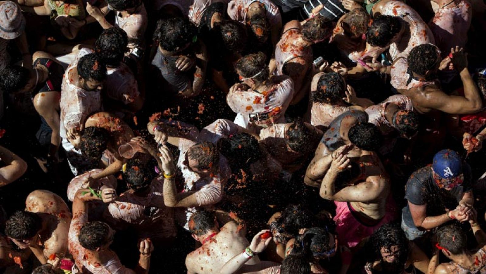 La Tomatina tiñe de rojo, un año más, las calles de Buñol - Informativo 24h | Ver