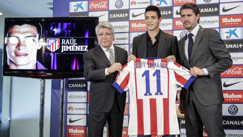 El futbolista mexicano ha afirmado en su presentación que su pasión por el Real Madrid ya ha quedado olvidada y ha afirmado que se siente "enamorado" del  conjunto rojiblanco.