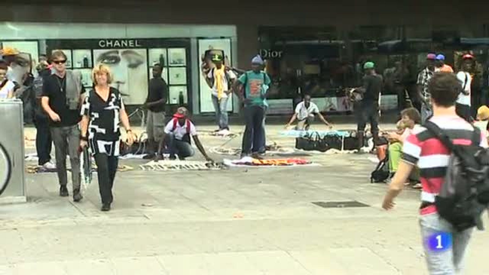 Segundo enfrentamiento en 24 horas entre manteros y la Guardia Urbana de Barcelona | Ver