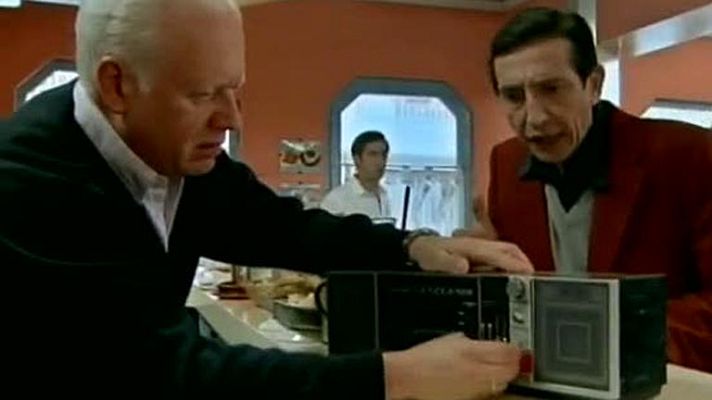 Telediario 1 - TVE despide a Roberto Cairo con un repaso por la vida de 'Desi', de 'Cuéntame Cómo Pasó'