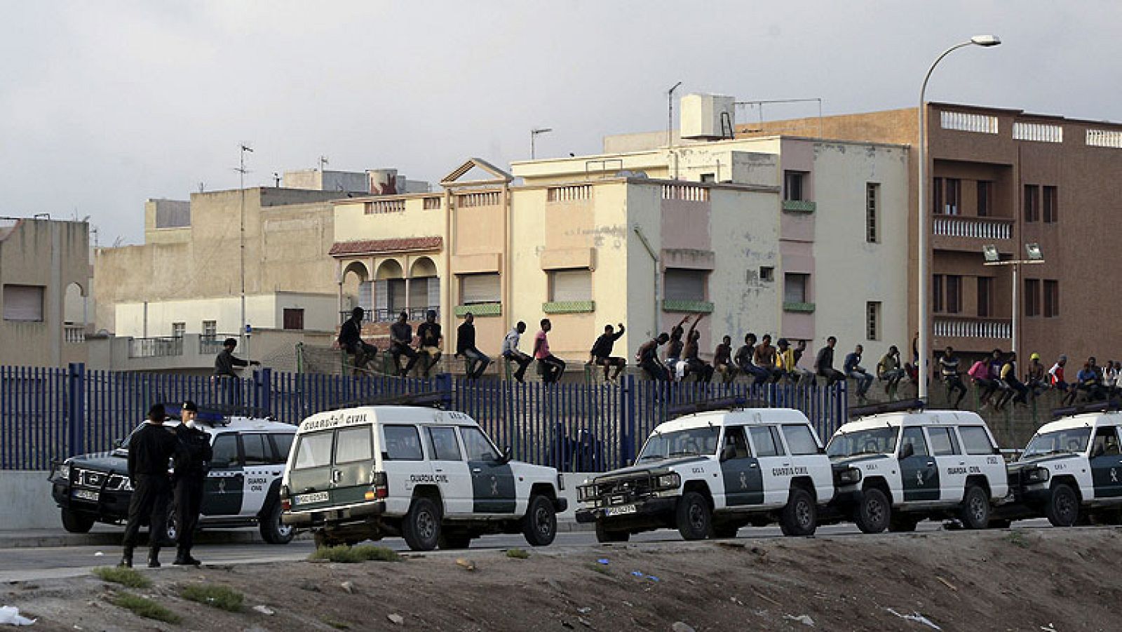 Unos 30 inmigrantes permanecen encaramados a la valla de Melilla en un nuevo salto masivo