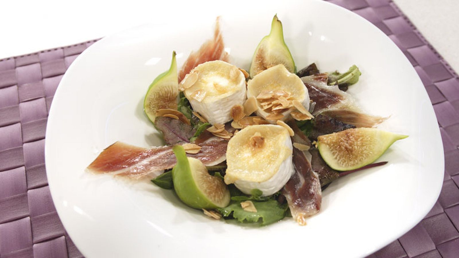 La mañana - Ensalada de higos frescos con jamón ibérico y queso de cabra