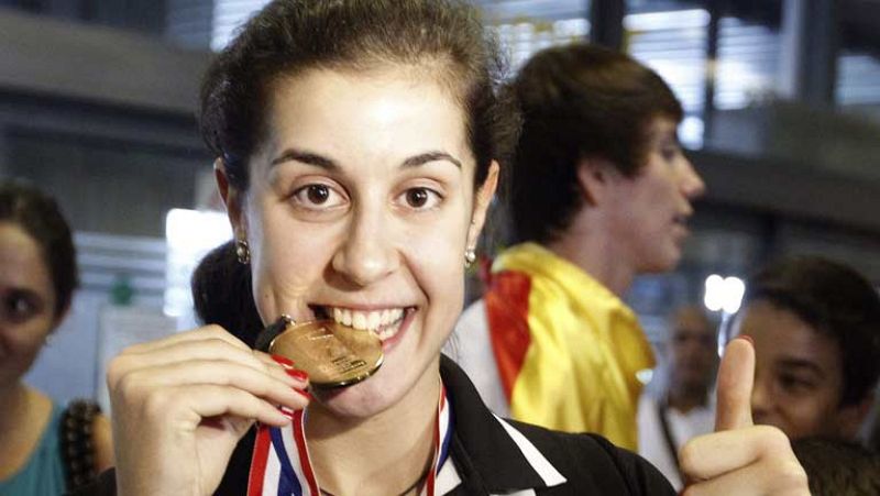 La Terminal 2 del Aeropuerto de Madrid se llena de gente que espera... Hay fans y medios de comunicación. Llega una estrella del deporte pero no es futbolista, y tampoco juega al baloncesto o al tenis...es Carolina Marín, la nueva campeona del mundo