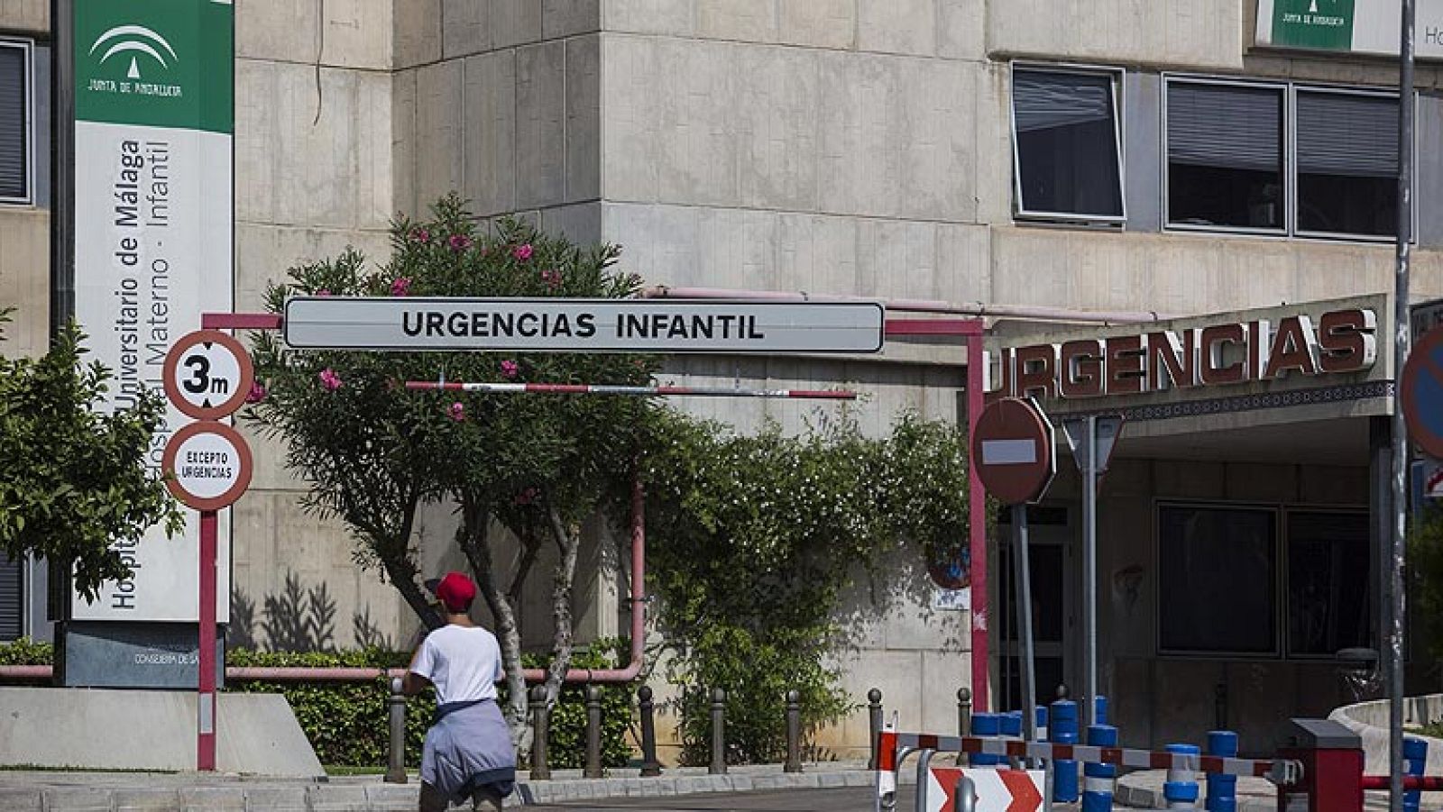 El juez mantiene detenidos 72 horas a los padres del niño británico enfermo localizado en Málaga | Ver
