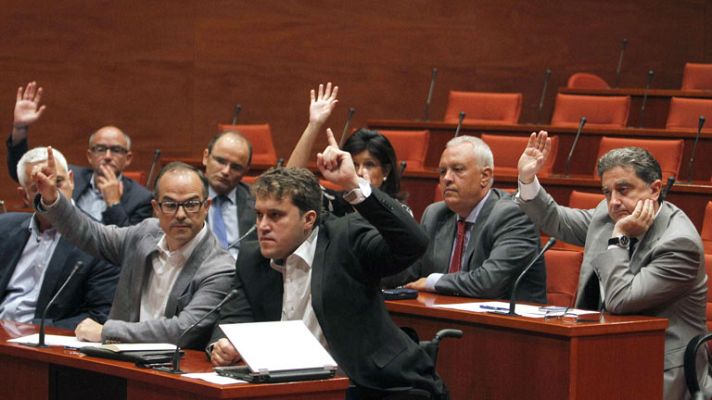 Telediario 1 - Todo el Parlament catalán pide que Pujol comparezca