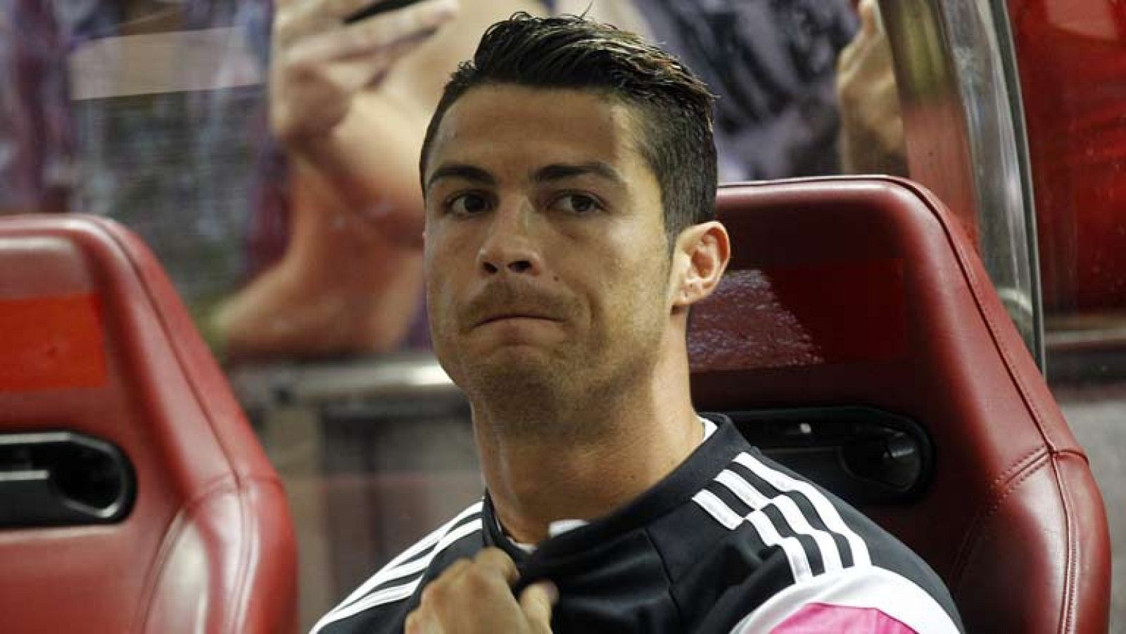 La salida de Di Maria ha hecho que una de las referencias del vestuario, Cristiano Ronaldo, haya criticado en público la política de fichajes del club. Tras conocer las palabras del portugués Di Maria ha dicho que gracias a Cristiano jugó en el Madr