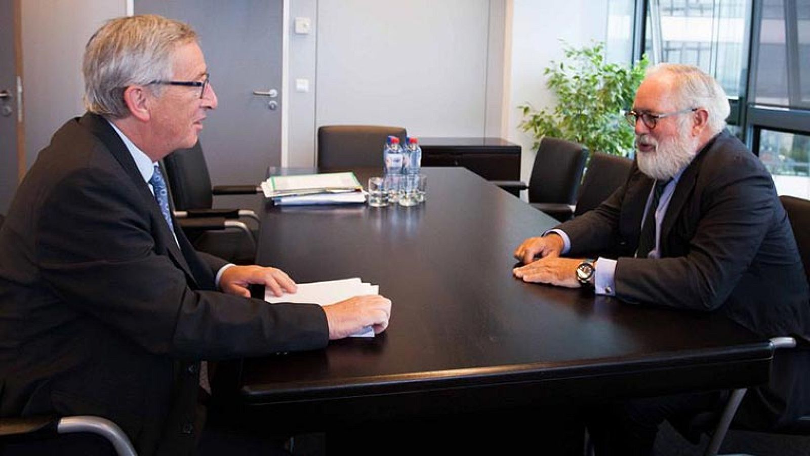 Cañete dice que España "por su tamaño" aspira a una cartera "importante" en la Comisión Europea | Ver