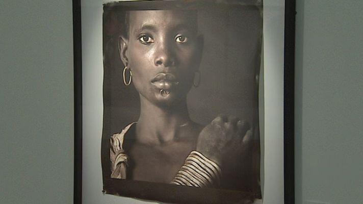 Telediario 1 - "A todo color" la nueva exposición de Isabel Muñoz