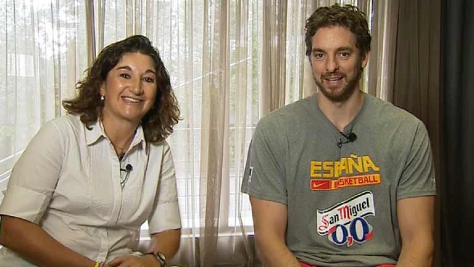 El líder, la estrella de la selección española de baloncesto, Pau Gasol, ha concedido una entrevista a TVE. Hemos estado con el pivot español en el hotel de concentración de la selección en Madrid y ha asegurado que, a pesar de arrastrar pequeñas mol