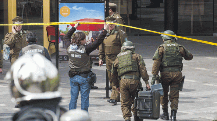 Telediario 1 - Catorce heridos en un atentado en una estación de Santiago d