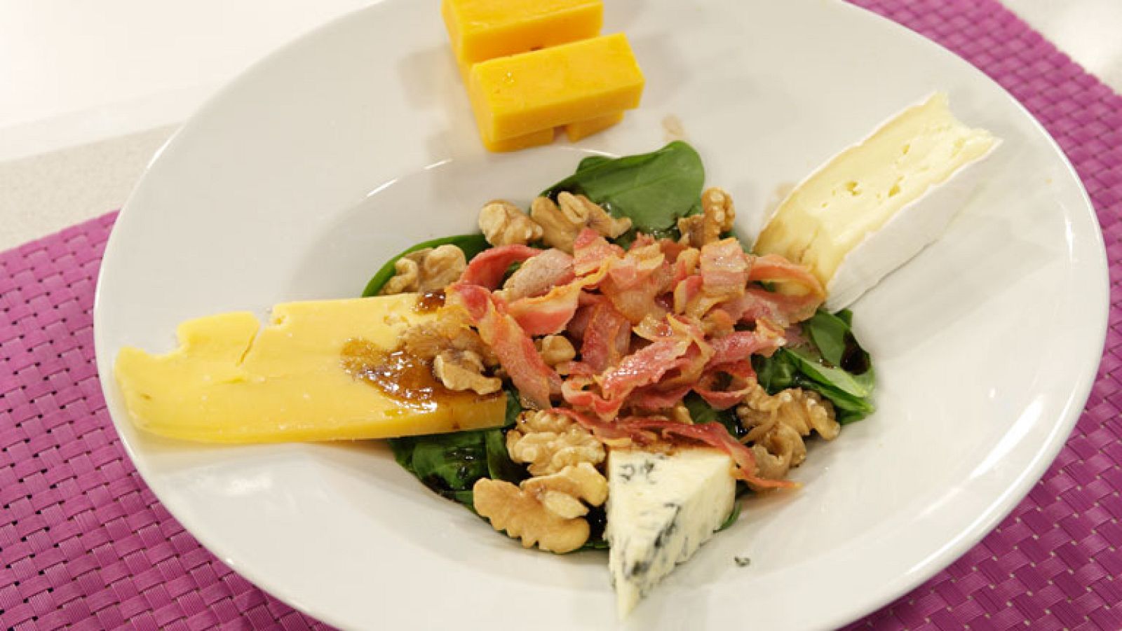 La mañana - Ensalada 4 quesos con panceta y espinacas