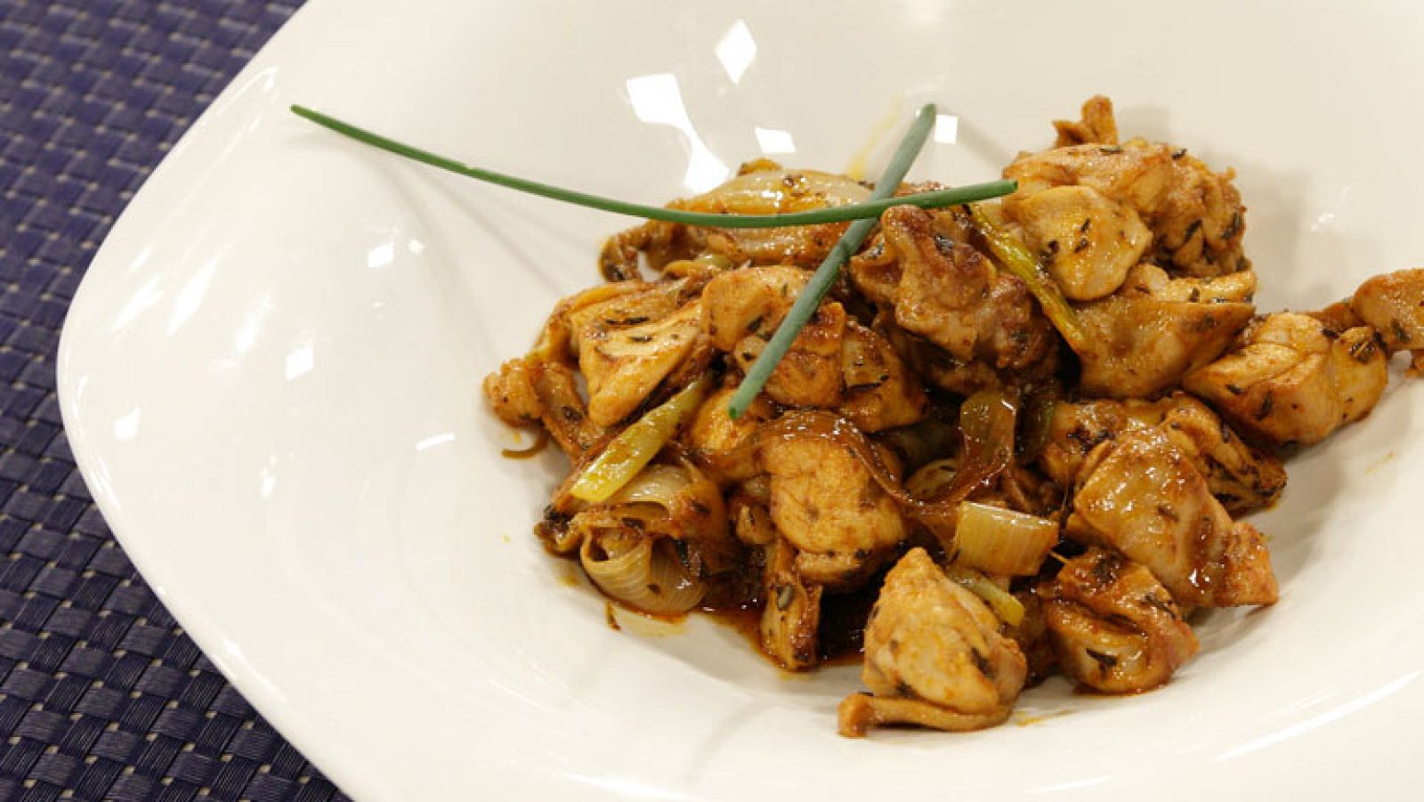 Conejo frito con ajos, ajetes y cebollas tiernas