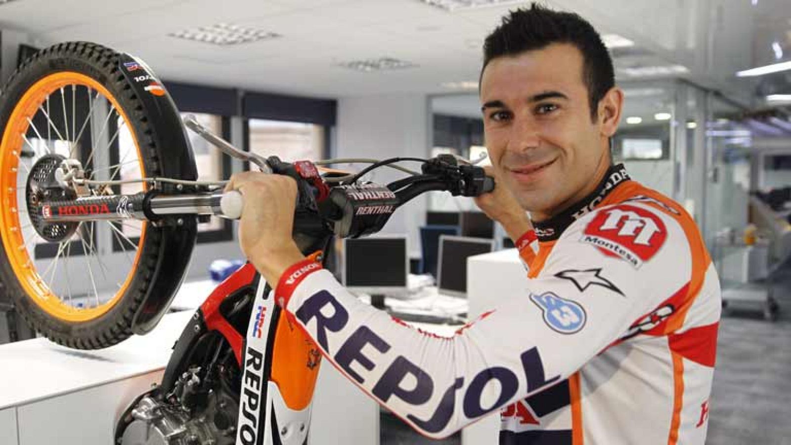 El megacampeón de trial Toni Bou ha visitado Torrespaña. Hace unos días, Bou ganó su 16º título mundial, algo que nadie ha conseguido. Lo hemos pasado en grande con el.... y con su moto.