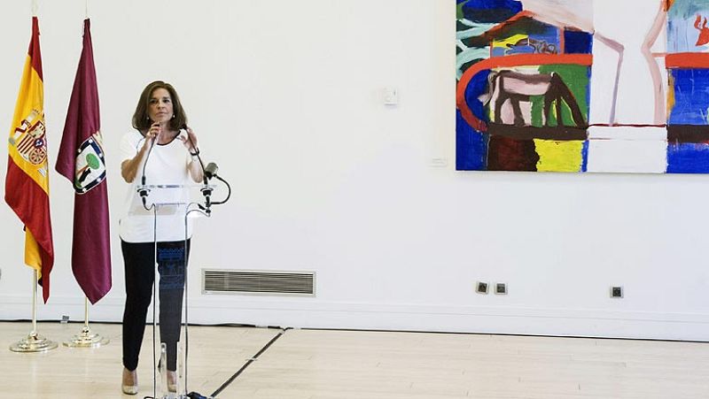 El PP "respeta" la "decisión personal" de Botella y el PSOE cree que llega "dos años tarde" | Ver