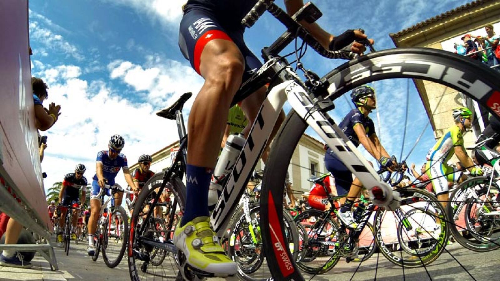 Gracias a las cámaras que llevan a bordo los ciclistas del Tinkoff Saxo podemos ver con precisión cómo se rueda en el pelotón de la Vuelta ciclista a España 2014.