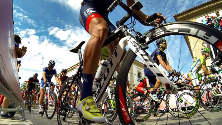 Telediario 1 - La Vuelta 2014 vista desde las cámaras 'on board' de los corredores